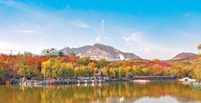 通州运河边水岸舞台与秋日彩叶林