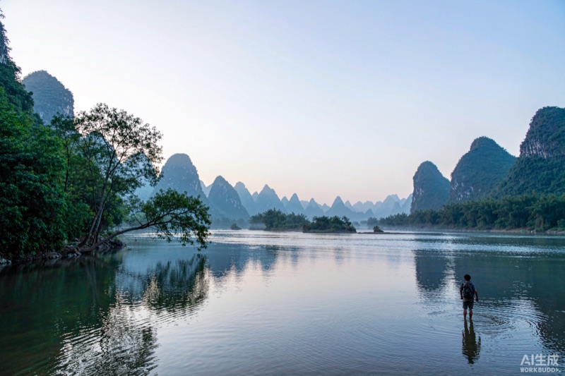 桂林喀斯特峰林与漓江水面上旅行者的清晨意象