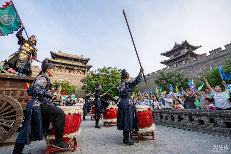 正定古城广场上击鼓的古代将士扮演者与围观游客