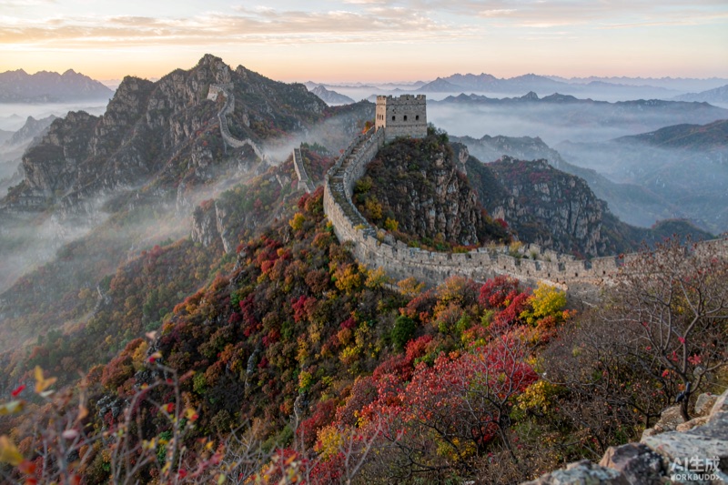 太行山巅的红叶与长城雄关在山峦间交相辉映