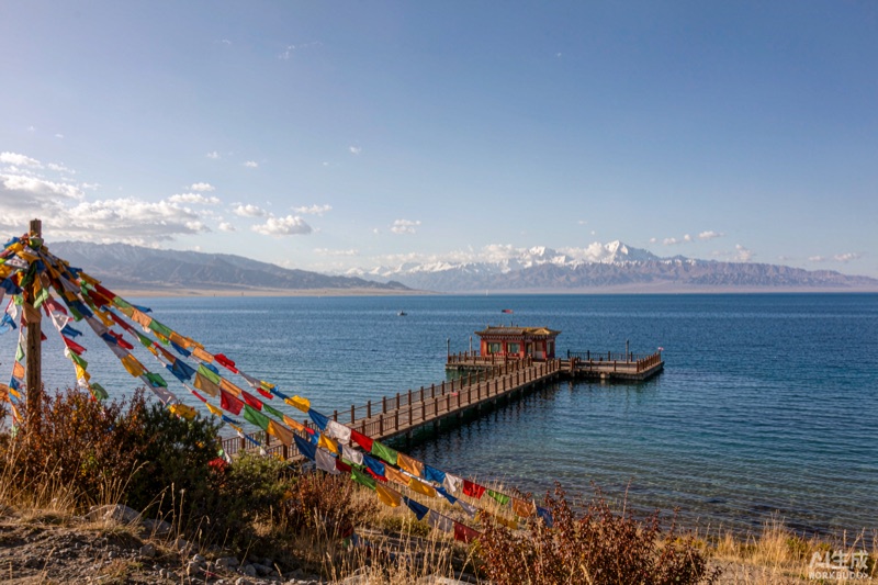 青海湖二郎剑湖畔秋日经幡与远山