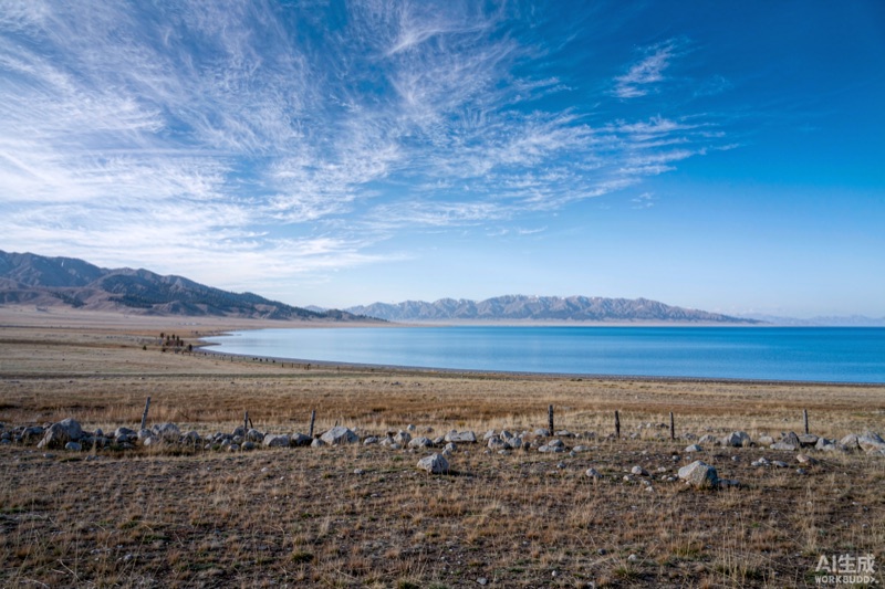 青海湖秋日金色草原与湛蓝湖水意象