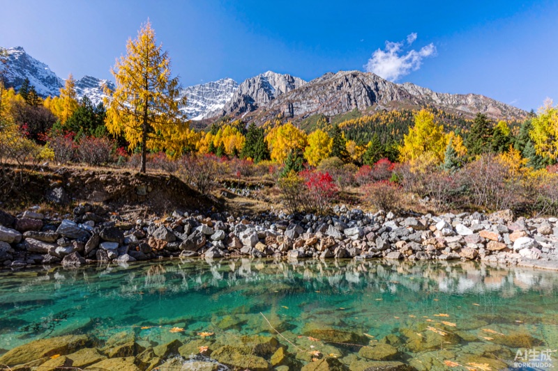 四川秋日彩林与高山湖泊意象