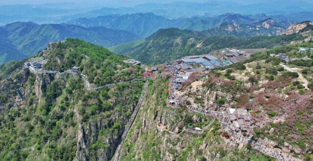 秋日的泰山山道，石阶与云海一同铺开　来源：泰山景区