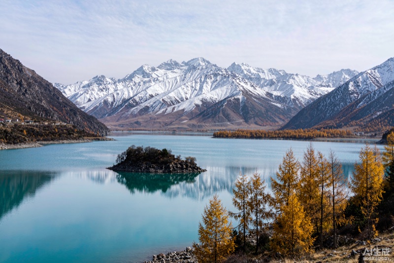 天山湖泊雪山倒影与落叶松意象