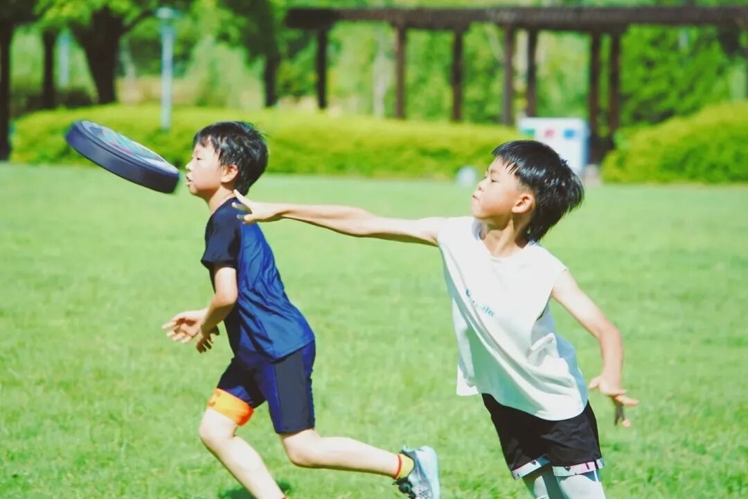 元荡湖骑行课堂：教练为孩子调试单车并佩戴骑行护具