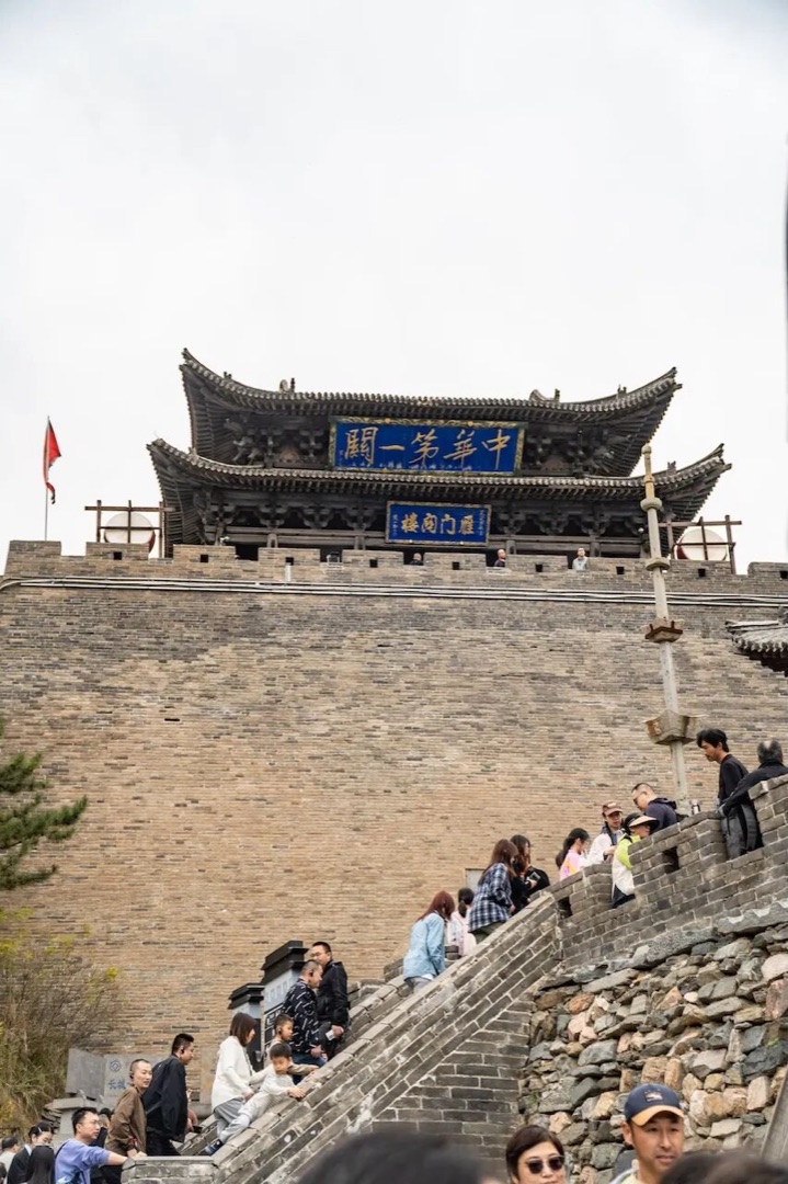 山西佛光寺东大殿唐代木构斗拱与秋日斜阳下的琉璃屋脊