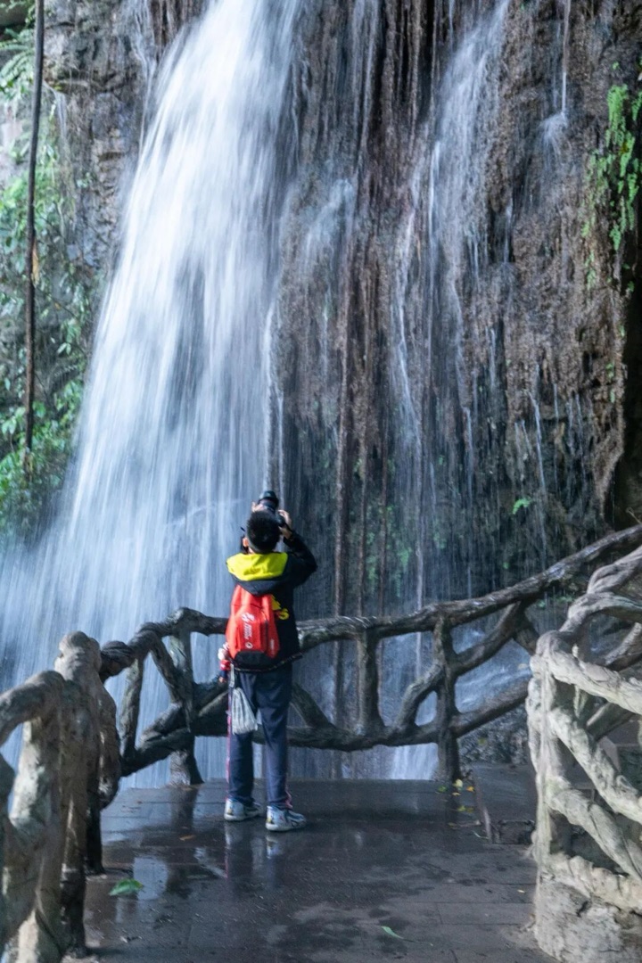 贵州荔波小七孔卧龙潭孔雀蓝水面与水上森林实景