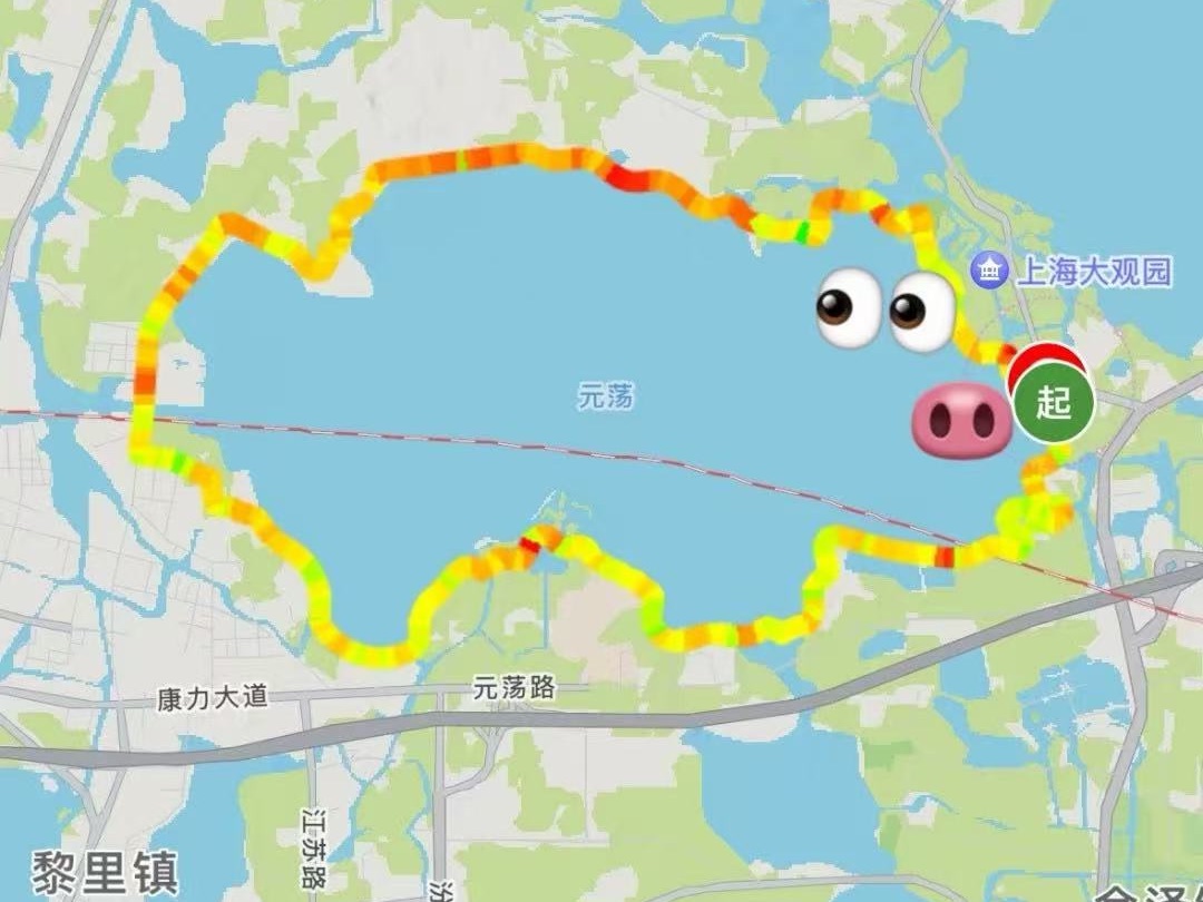 观潮胜地公园海塘上游客等待钱塘江大潮到来的场景