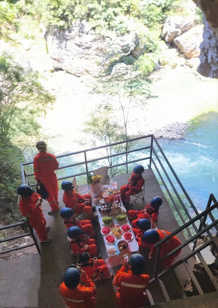 贵州荔波小七孔卧龙潭蓝绿色潭水实景