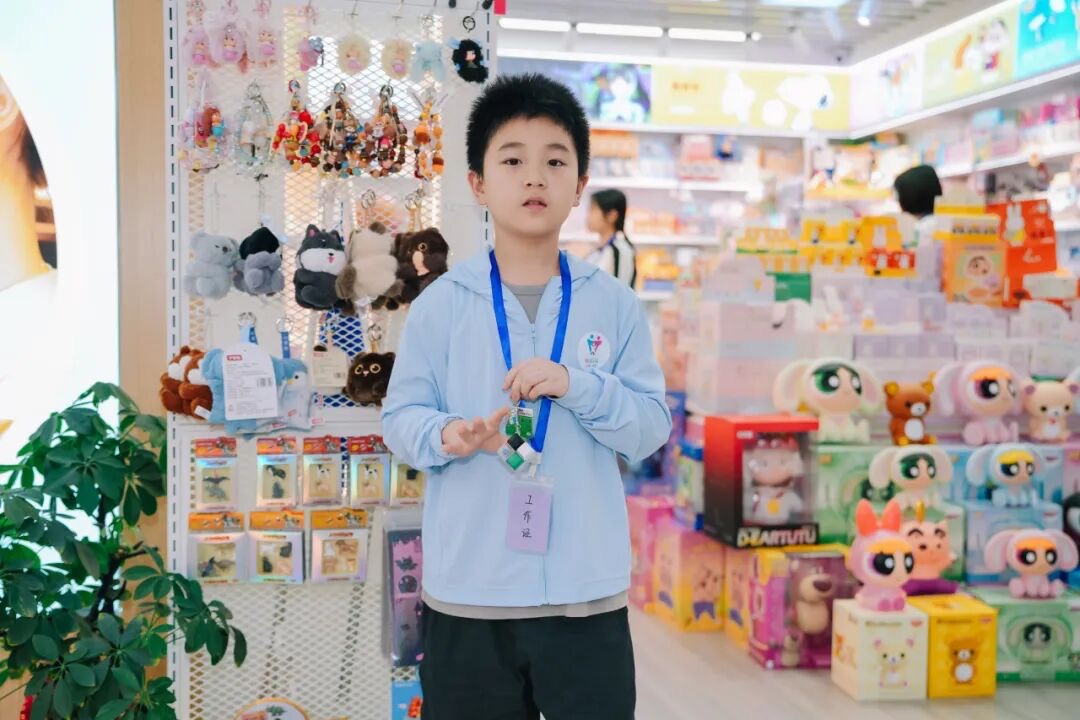 往期义乌财商独立营孩子在商贸城内完成销售任务实拍