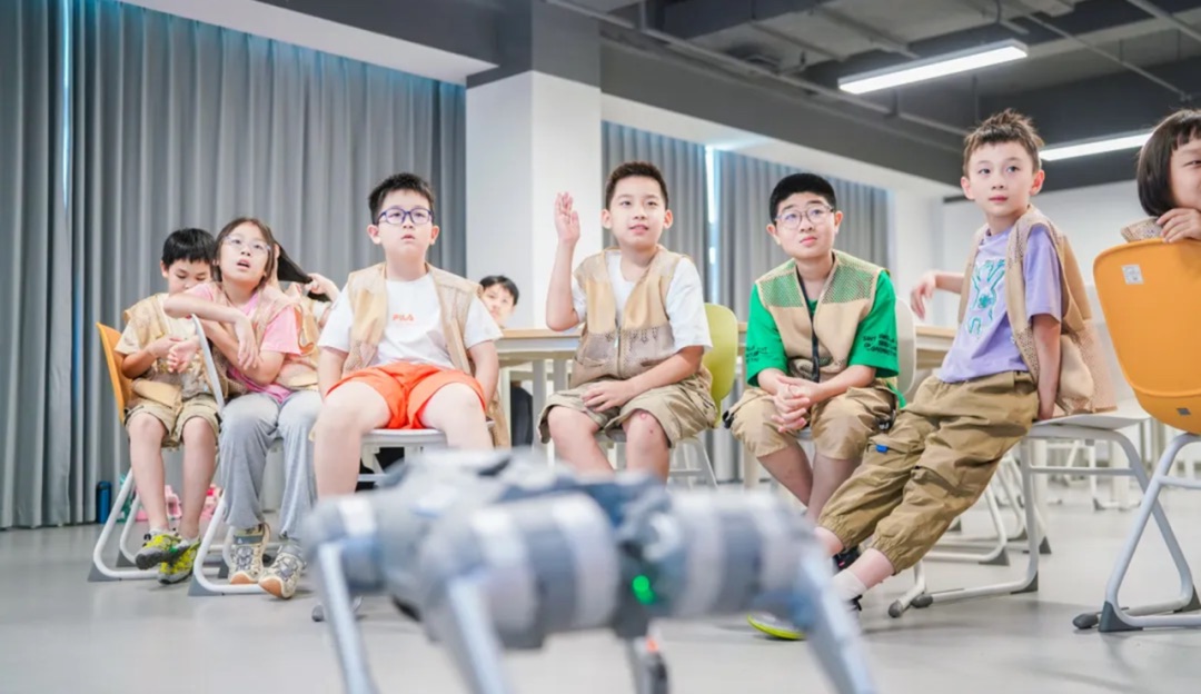 独立营学员在课堂围观宇树机器狗实操演示（含仿生机器人障碍接力）