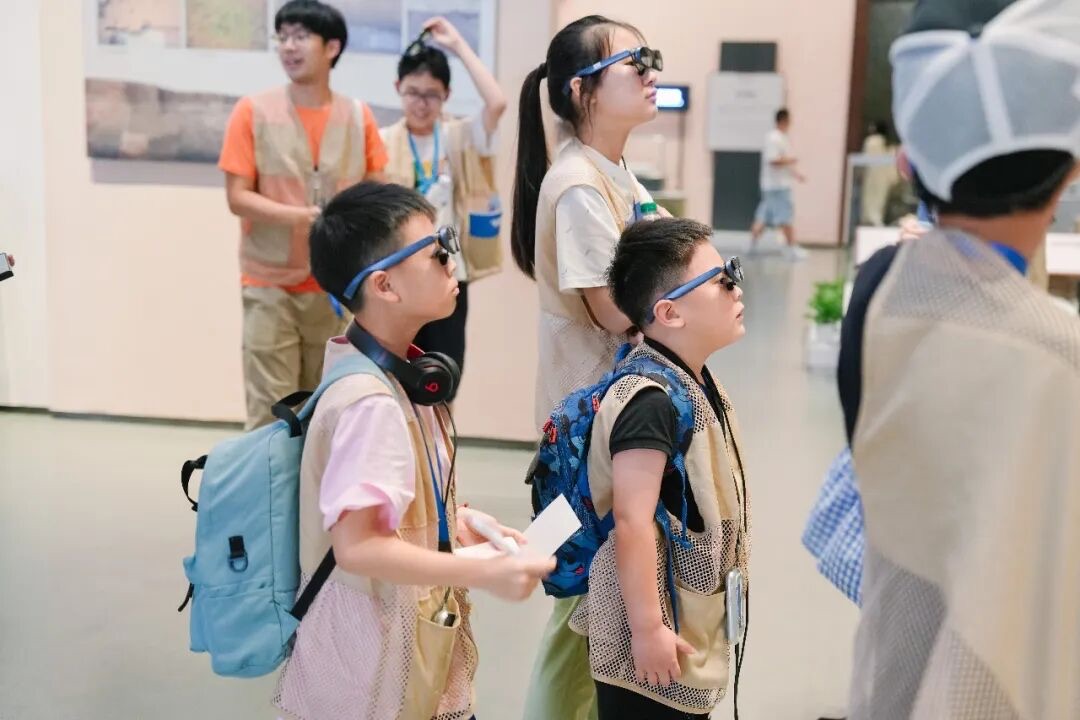 杭州AI科创独立营孩子在室内科技场馆排队参观体验