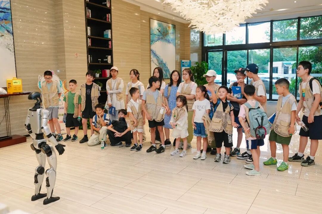 杭州AI科创独立营孩子围观人形机器人演示现场