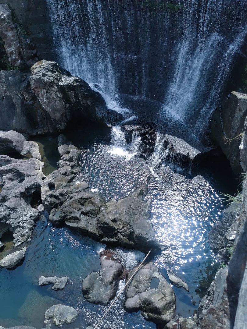 浙东溪谷石滩流水与瀑布，古道徒步沿线秋日实景