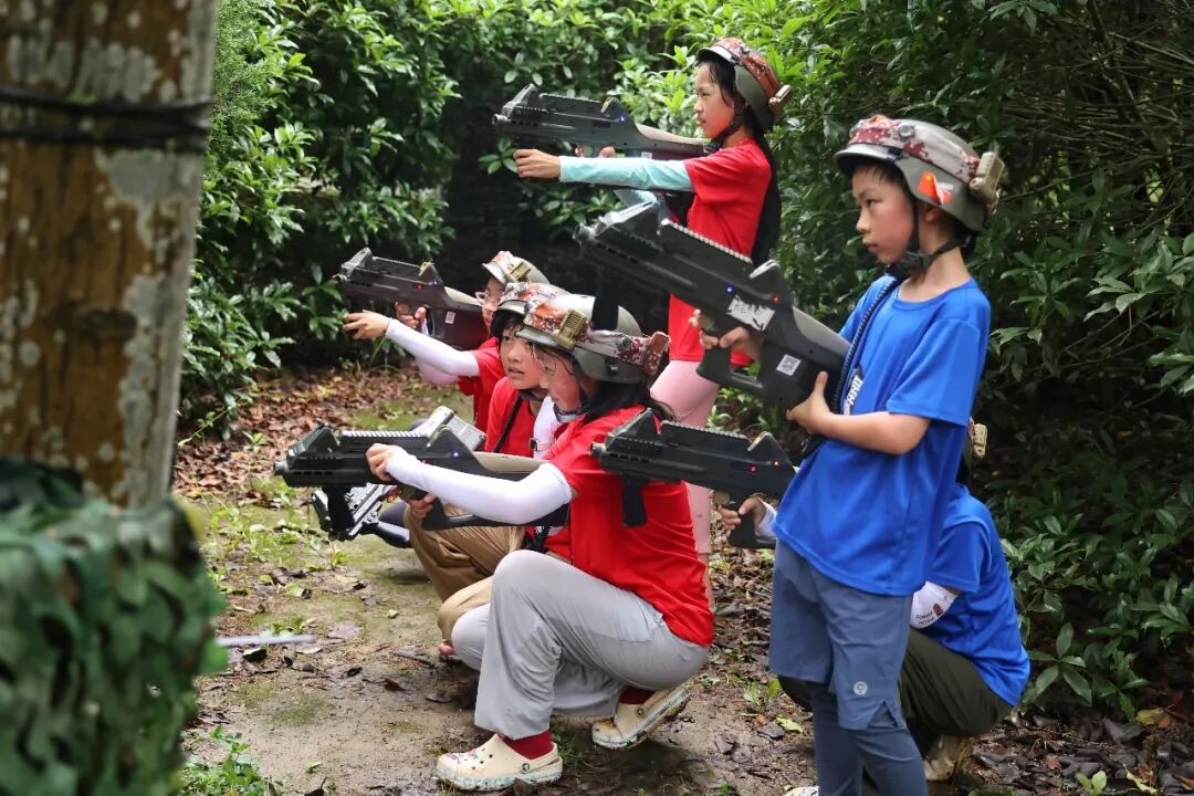 驴屋独立营孩子参加真人CS镭战对抗，营地活动实拍