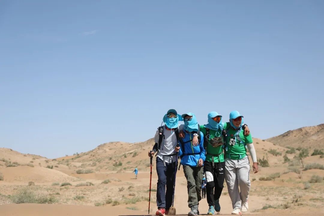 驴屋独立营长线活动中孩子在沙漠结伴徒步前行