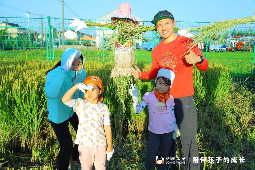 青浦稻田边，亲子家庭与亲手扎好的稻草人合影