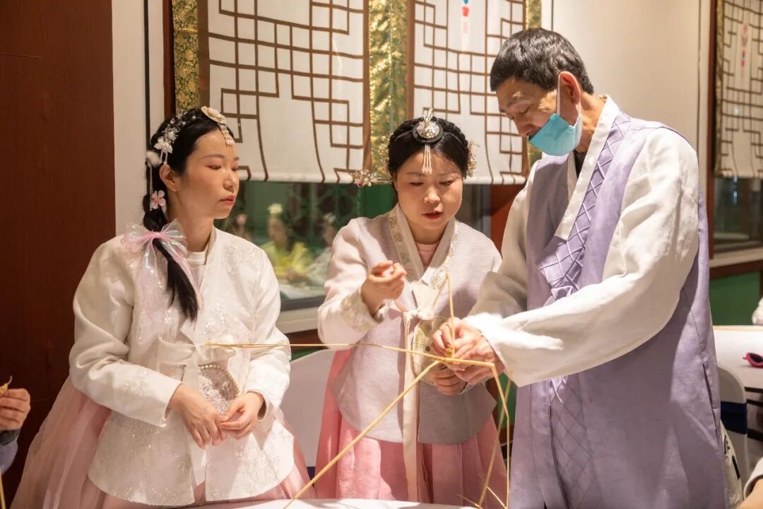 东北雪乡林海雪原中的木屋村落，屋顶覆盖厚厚积雪