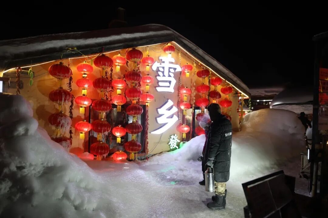 海南环岛骑行车队沿海岸公路行驶，风车与椰林为背景