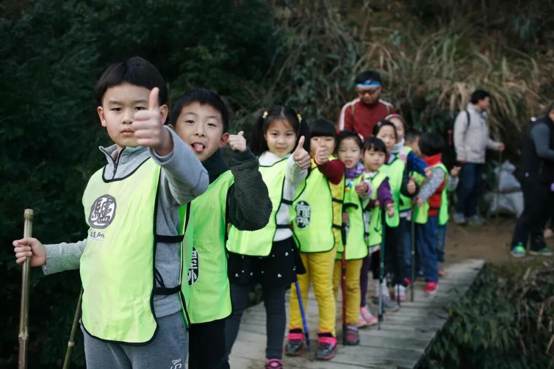 苏州缥缈峰徒步队伍合影，家长与孩子在下山途中休息