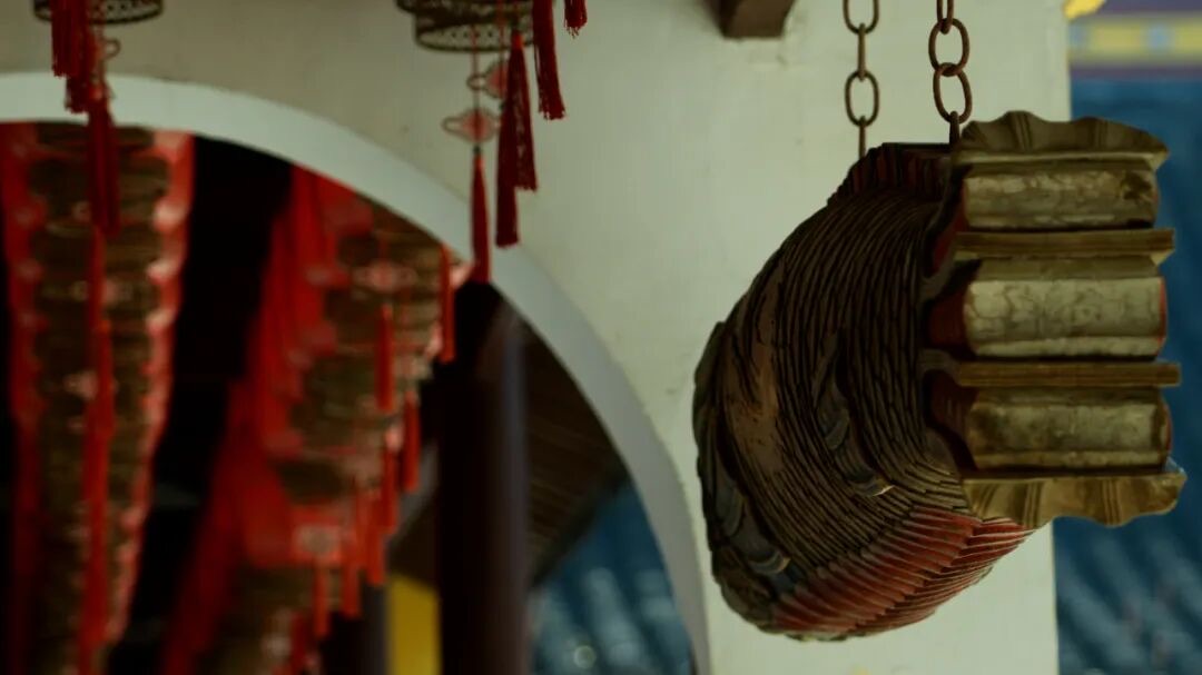 常熟虞山古寺内的碑亭与庭院，亲子家庭在寺中参观
