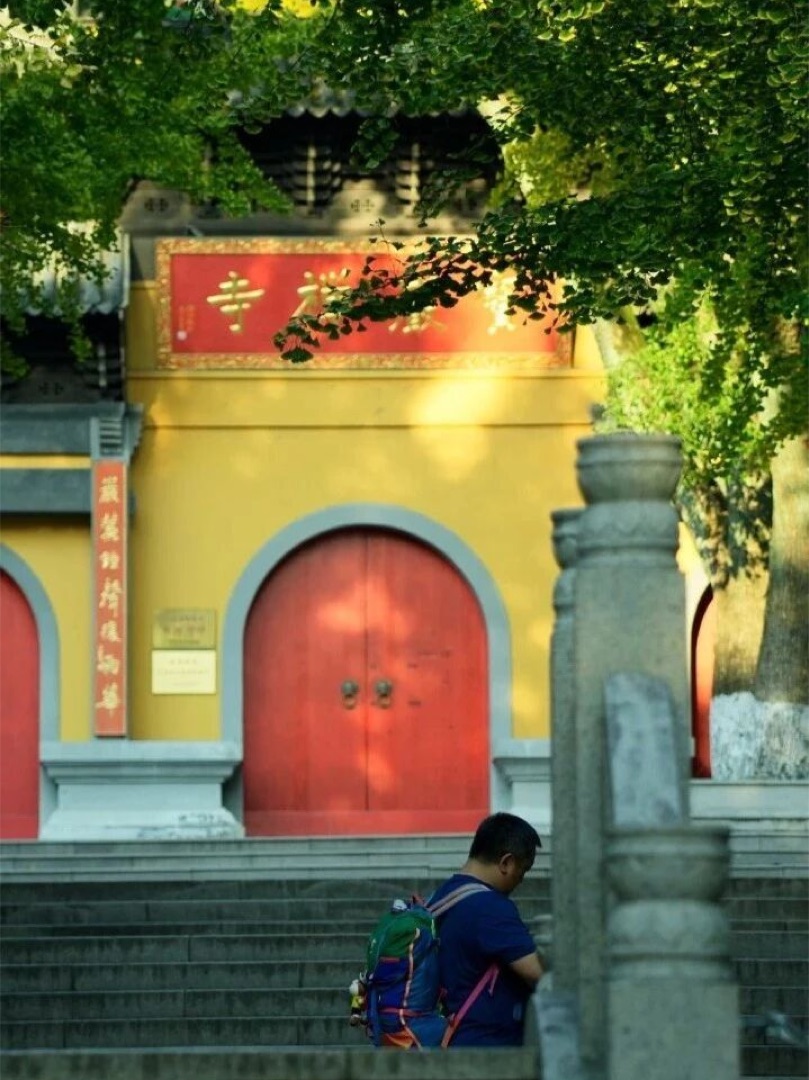 常熟虞山宝岩禅寺祈福场景，家长带孩子上香许愿