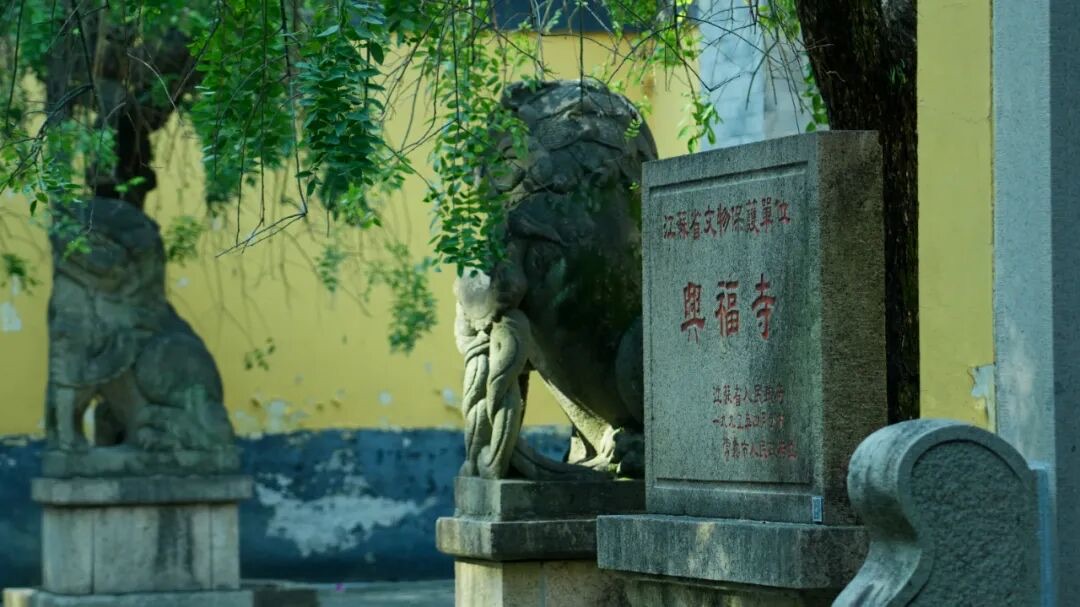 驴屋虞山亲子徒步线路上的龙潭湖，湖水碧绿倒映林影