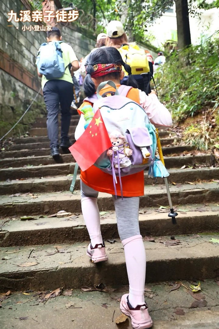 常熟虞山千年古寺的庭院与飞檐，秋日银杏落满石阶