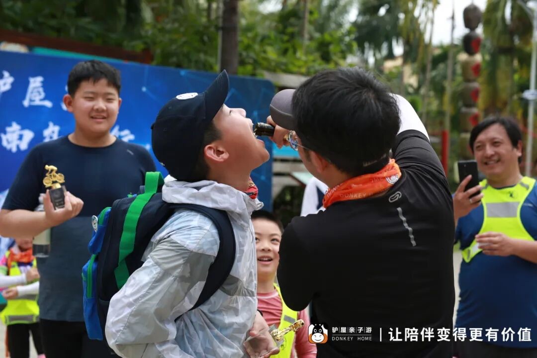 海南陵水赶海活动现场，孩子夜晚提桶在滩涂捉螃蟹