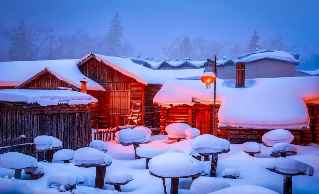 雪乡国家森林公园：积雪期七个月的雪蘑菇屋顶特写