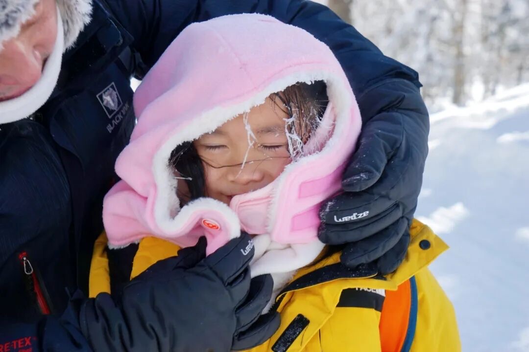 雪谷客栈火炕房：东北农家菜餐桌与包饺子家庭聚餐