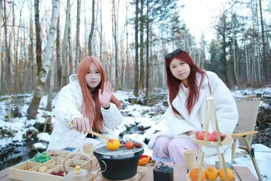 雪岭林间围炉煮茶：炭炉烤橘子地瓜的冬日亲子体验场景