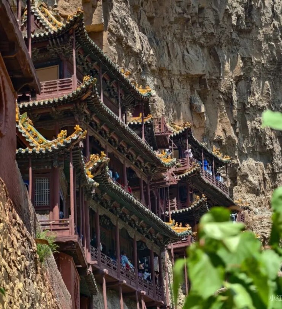 山西大同浑源悬空寺，红木楼阁挂在陡峭崖壁之间