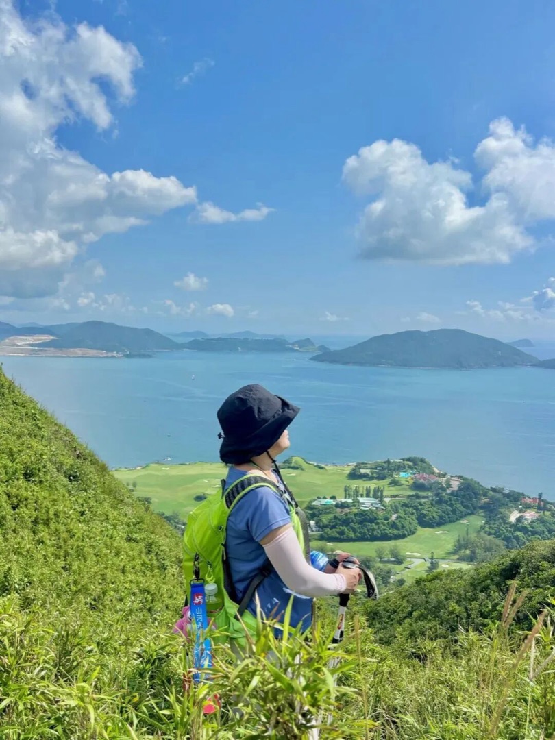 八仙岭山脊俯瞰船湾淡水湖与高尔夫球场，云海之下是海湾