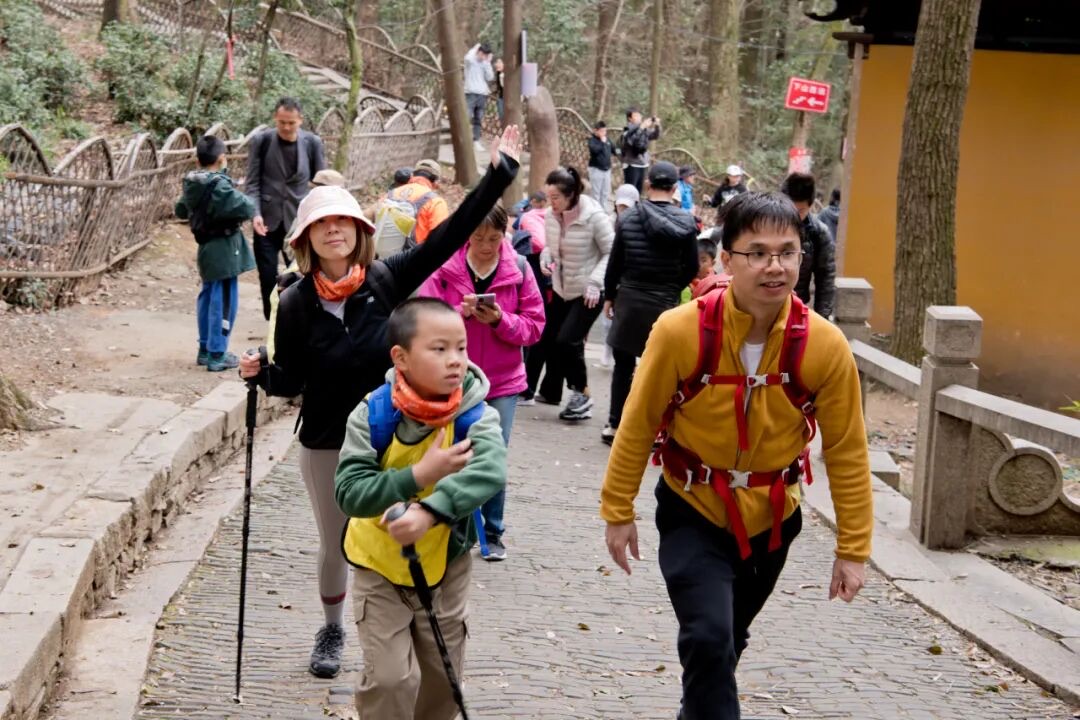 苏州灵白线山间石板步道，亲子家庭持登山杖结伴徒步